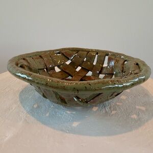 HANDMADE SPECKLED SAJE GREEN STUDIO POTTERY BOWL BASKET WEAVE COTTAGECORE MCM